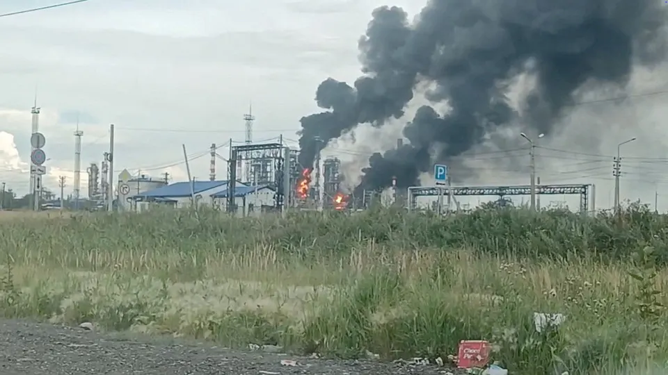 В июне выпуск бензина и дизтоплива упал двузначно, дефицит топлива вызвал импорт и рост цен; значительная часть мощностей перестала работать после ударов по НПЗ.