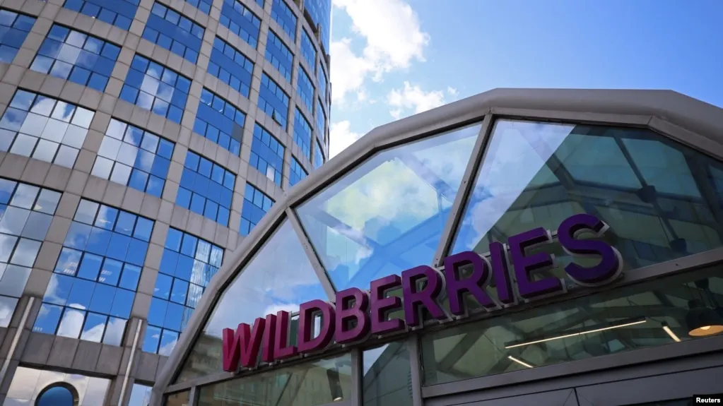 В ночь на четверг беспилотники атаковали логистические центры Wildberries в нескольких регионах: сообщают о пожарах, эвакуации сотрудников и одном пострадавшем.