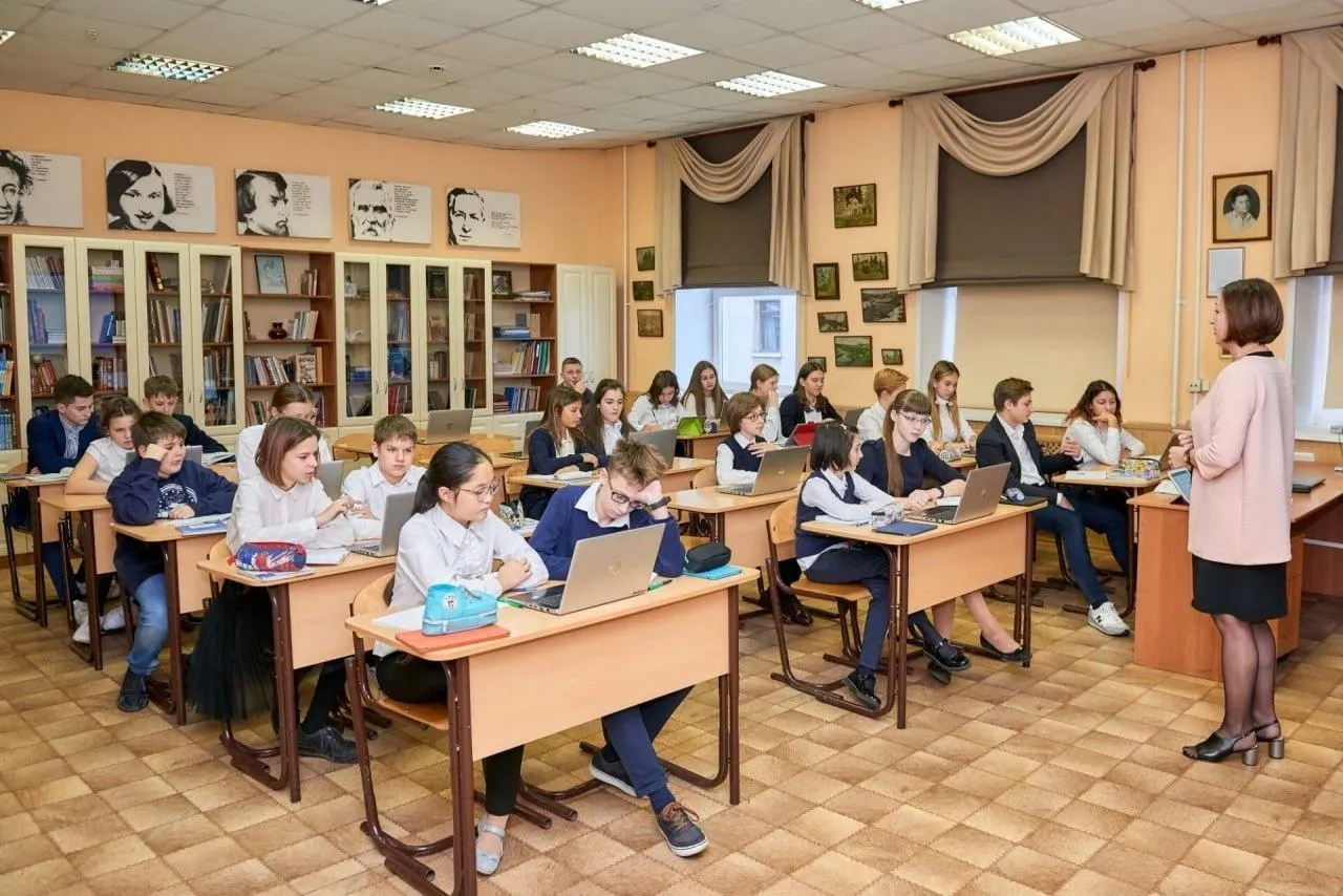 Указ закрепляет особый статус профессии, гарантирует сопровождение и развитие педагогов, бесплатную юридическую помощь, наставничество для новичков, доступ к государственным ЭОР и присвоение звания «Ветеран труда» при стаже от 25 лет.