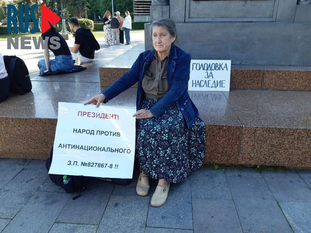 Председатель новосибирского отделения ВООПИК Наталья Шамина устроила голодовку у памятника в Москве в знак протеста против законопроекта о передаче регионам прав по исключению объектов наследия; через час её задержала полиция. Утром аналогичную акцию объявила активистка из Новосибирска.
