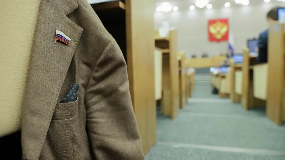Правительство поддержало инициативу, которая снимает санкции за отсутствие или несвоевременную подачу деклараций у депутатов региональных парламентов. Поправки требуют доработки и являются продолжением изменений в правилах декларирования, принятых в 2025 году.