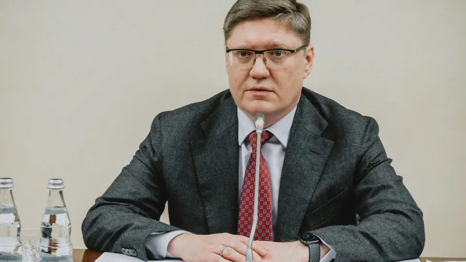 Заместитель руководителя фракции предупредил о попытках внешнего давления и пообещал скорое восстановление поставок топлива. Между тем аналитики фиксируют сильное падение переработки нефти, а регионы вводят жёсткие ограничения и очереди на АЗС.