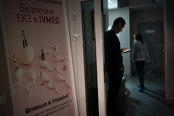 Депутаты приняли поправки к закону о ветеранах: вспомогательные репродуктивные технологии, включая экстракорпоральное оплодотворение, будут бесплатными для отдельных категорий женщин, связанных с участниками боевых действий; суррогатное материнство исключено.