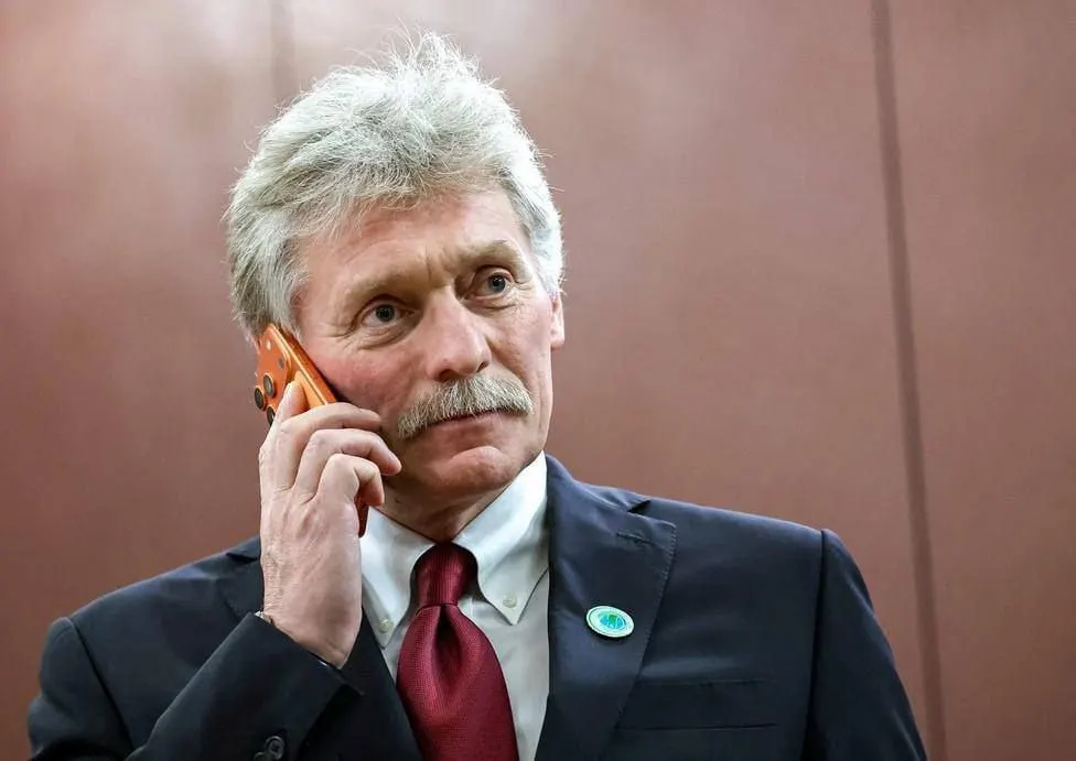 Представитель Кремля сообщил, что переговоры с мессенджером продолжаются, однако заметной активности со стороны Telegram пока нет. Ограничения действуют с 2025 года, в феврале 2026 года Роскомнадзор фиксировал замедление работы сервиса.
