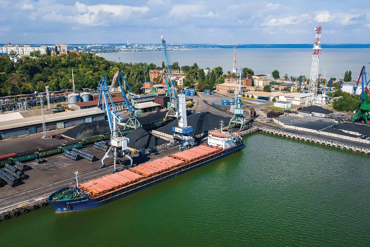Правительство предлагает покрыть до 90% затрат на перевозку зерна из Ростовской области в порты Чёрного и Балтийского морей после приостановки отгрузок из портов Азовского моря из‑за атак беспилотников.