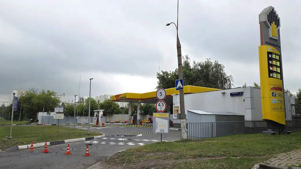 По всей стране заправочные станции уходят на ремонт, переработка нефти упала до минимальных значений за десятилетия, а цены на топливо растут.