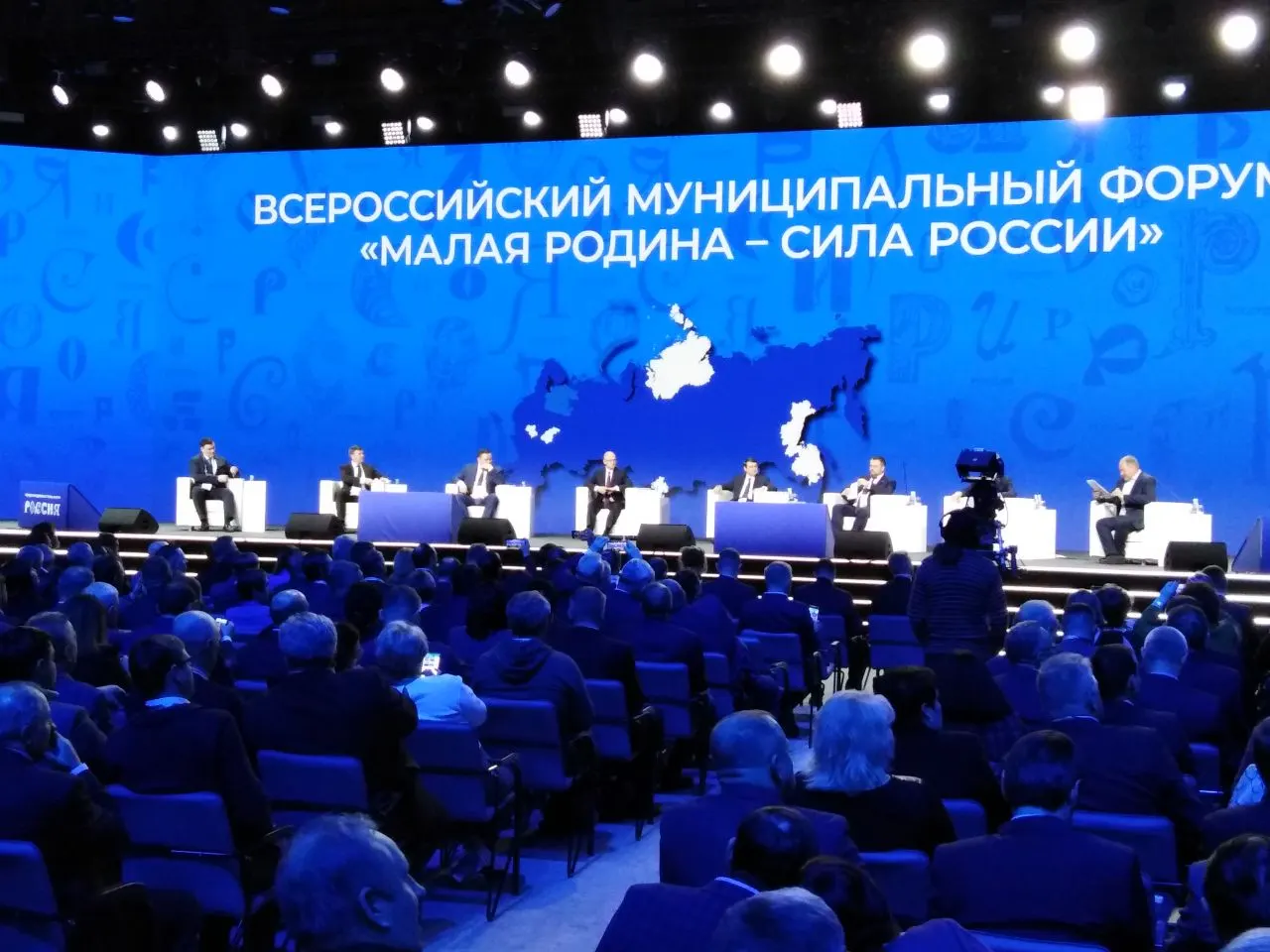 Документ устанавливает ежегодное проведение муниципального форума и церемонии вручения премии, направленных на развитие муниципального управления и поддержку местного сообщества.
