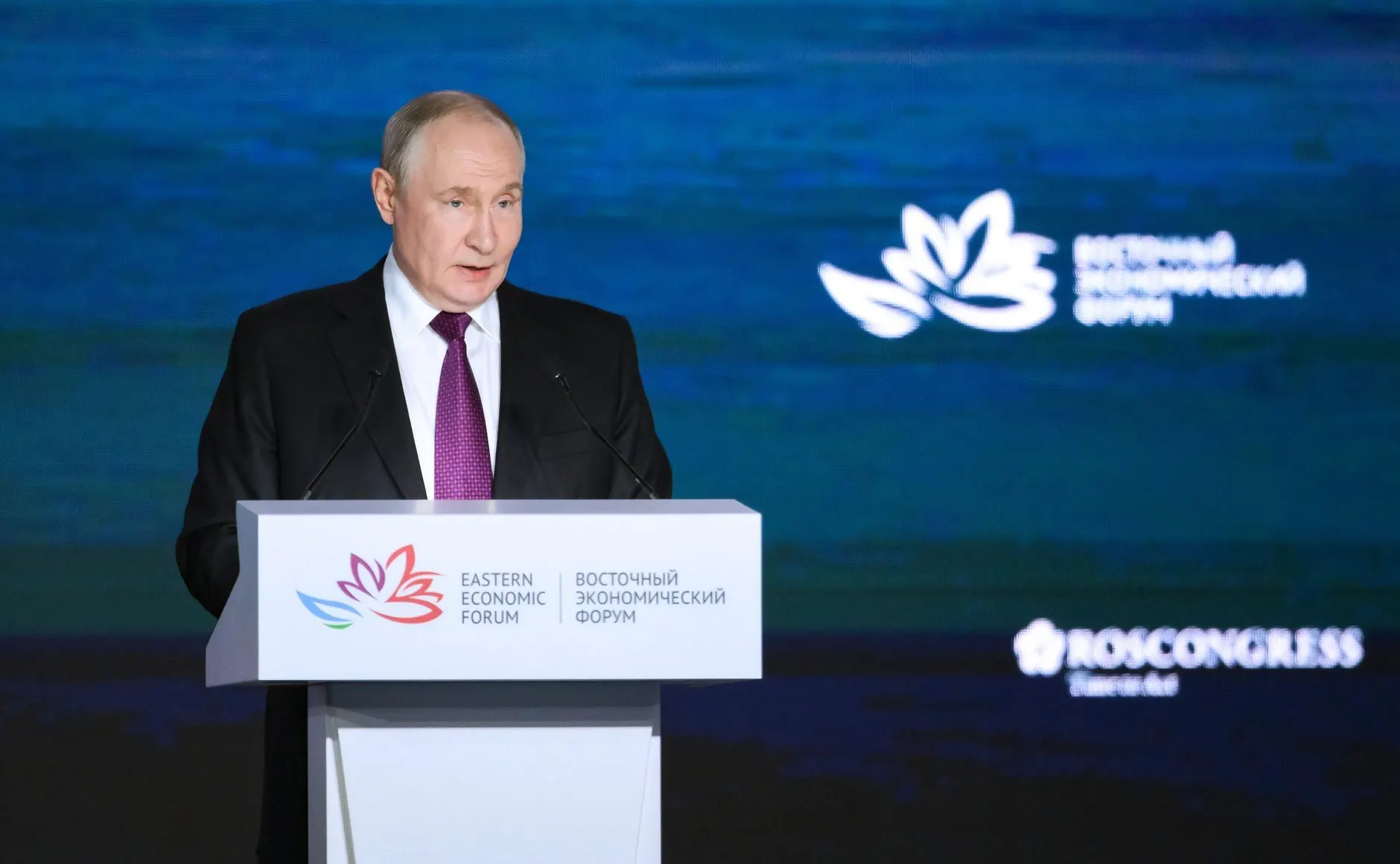 На пленарном заседании форума Путин отметил необходимость перемен в общественном сознании по демографическим вопросам и подчеркнул, что влияние СВО на рождаемость не является главным фактором.