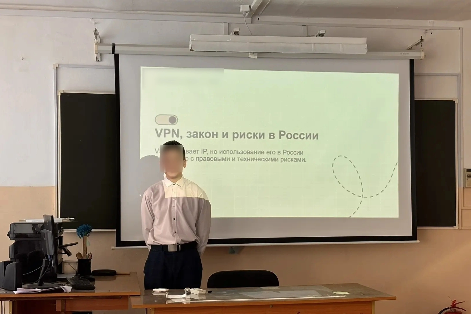 В школах разных регионов России начали массово проводить уроки и беседы о рисках использования VPN-сервисов, утечке персональных данных и юридических последствиях онлайн-активности.