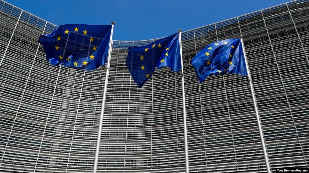 Совет ЕС расширил санкционный список, включив в него медиаплатформу Euromore и «Фонд поддержки и защиты прав соотечественников, проживающих за рубежом». В Брюсселе считают, что эти структуры вовлечены в кампании по дезинформации и подрыву доверия к институтам Евросоюза.
