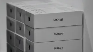 Крупные продавцы электроники не смогли распродать запасы дорогих смартфонов и вынуждены снижать цены на флагманские модели, чтобы освободить склады и вернуть вложенные средства.