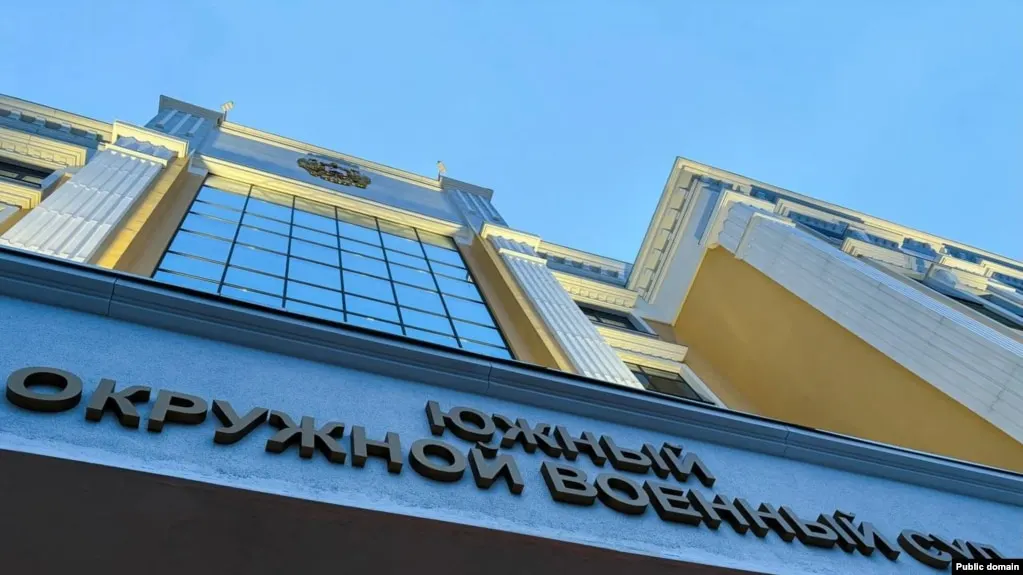 Южный окружной военный суд назначил жителям Ростова-на-Дону от восьми до десяти лет лишения свободы по делу о несостоявшемся поджоге военкоматов. Обвиняемых отправили в колонию строгого режима, первые три года они проведут в тюрьме.