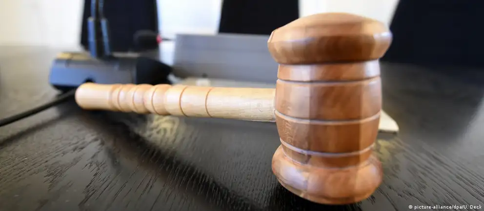 Суд признал 24‑летнего Романа Мальцева виновным в демонстрации запрещённой символики и назначил год исправительных работ — дело основано на рапорте сотрудника Центра «Э», символику связывали с несуществующим «Международным движением сатанизма».