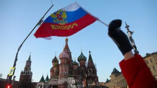 Просроченная задолженность компаний перед поставщиками и контрагентами выросла до 8,2 трлн рублей, что составляет 3,8% ВВП, сильнее всего ударив по обрабатывающей промышленности и торговле.