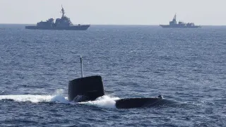 Правительство Японии радикально пересмотрело послевоенную доктрину, разрешив экспорт летальных вооружений при жестком контроле поставок. Новая политика открывает для Токио глобальный рынок вооружений в условиях растущего спроса на фоне конфликтов в Украине и на Ближнем Востоке.