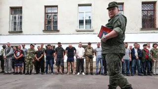 Минобороны подготовило поправки к закону о статусе военнослужащих, позволяющие проверять их на алкогольное опьянение прямо в частях с использованием экспресс-средств вместо обязательной доставки в медучреждения.