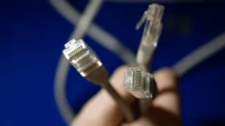 Крупные российские разработчики ПО попросили правительство создать согласительный орган по выработке более аккуратной политики блокировок, указав на техническую невозможность точно отследить VPN и на риски для Рунета, бизнеса и разработчиков.