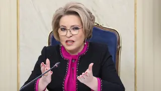 Спикер Совета Федерации Валентина Матвиенко на муниципальном форуме заявила, что «полноценная семья» — это мама, папа и пятеро детей, и призвала россиян переселяться в просторные дома, тогда как статистика фиксирует рекордно низкую рождаемость и устойчивое вымирание населения.