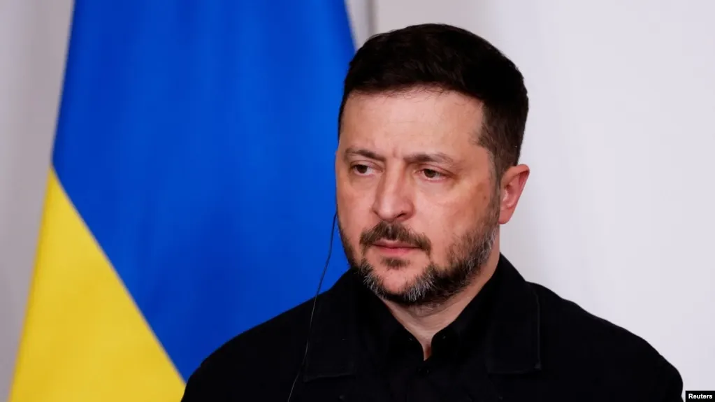 Президент Украины выразил сомнение в искренности инициативы о прекращении огня на период празднования Дня Победы, отметив, что это может быть нужно для безопасного проведения парада; при этом он поддерживает меры, которые действительно защищают гражданских и способствуют обмену пленными.