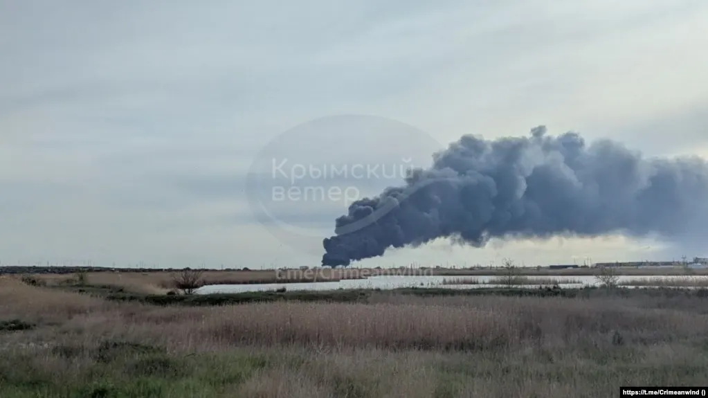 В ночь на четверг в Новокуйбышевске при атаке на промышленные объекты погиб человек, ещё несколько пострадали; удары также пришлись по нефтеперекачивающей станции под Кстово, объектам в Крыму и по НПЗ с терминалом в Туапсе.