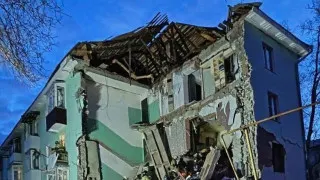 В Сызрани во время массированного удара украинских беспилотников один из дронов попал в жилую многоэтажку, частично обрушился подъезд, из-под завалов спасены 11 человек. Атаки дронов также затронули ряд других регионов, временно ограничив работу нескольких аэропортов.