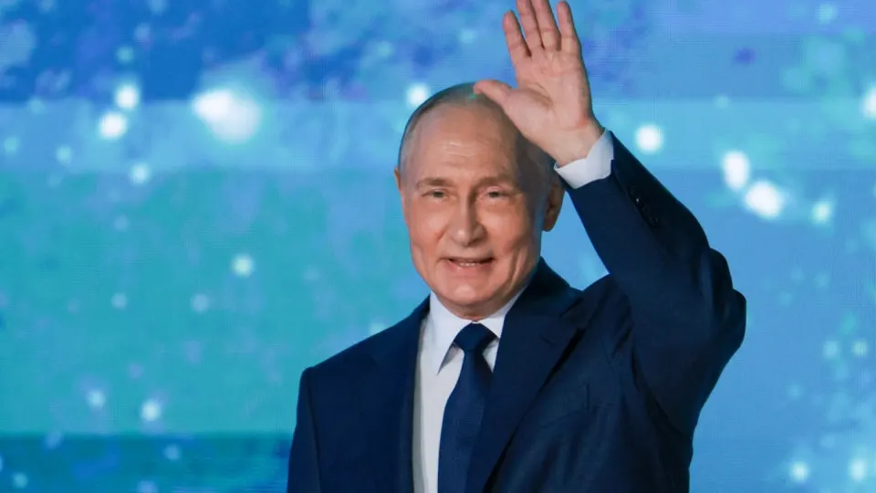 Президент Владимир Путин заявил, что при ограничениях мобильного интернета в России должны бесперебойно работать жизненно важные онлайн‑сервисы, включая Госуслуги, платежные системы и запись к врачу, и связал недавние сбои в крупных городах с мерами по предотвращению терактов.