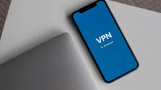 Российские мобильные операторы заявили, что не успевают к 1 мая перенастроить биллинговые системы для взимания платы за международный трафик сверх 15 ГБ, который затронет в том числе пользователей VPN, и просят перенести сроки до осени.