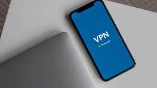 Представители рынка VPN предупреждают: в ближайшее время оплата сервисов с российских банковских карт может быть заблокирована, а зачистка серверов усилится из‑за новых требований к хостинг-провайдерам.