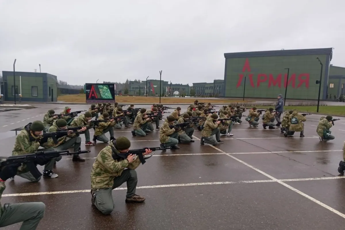 За последние пять лет из бюджета направлено как минимум 50 млрд рублей на создание и работу центров обязательных военных сборов для школьников — существенные суммы ушли на сеть «Авангард» и центры «Воин».