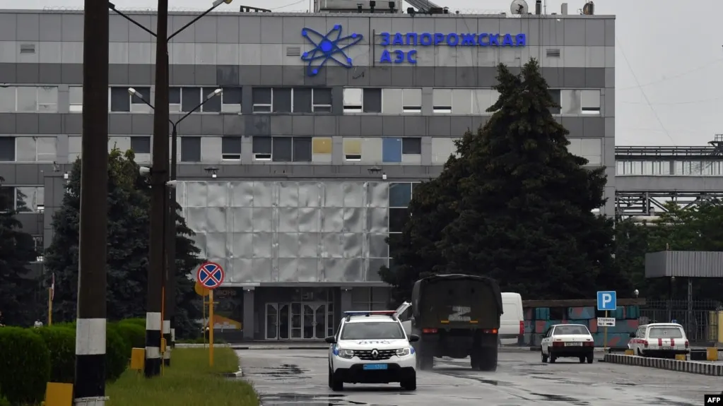 Специалисты МАГАТЭ прибыли на станцию и осмотрели повреждения после удара по машинному залу энергоблока №6. На станции также сообщили о новом ударе по транспортному цеху:, по данным администрации, уничтожены несколько автобусов, пострадавших нет.