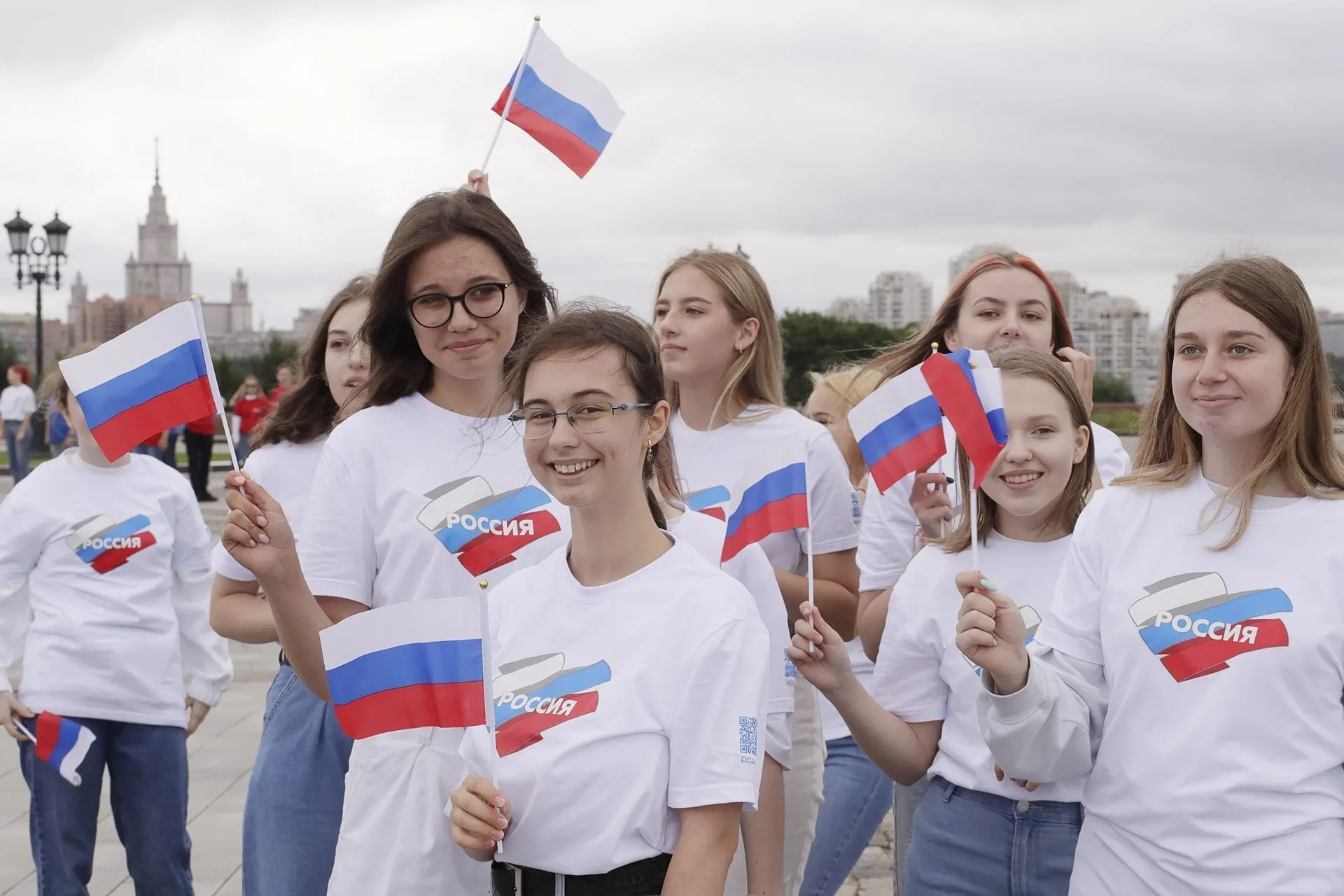 Федеральные траты на программы патриотического воспитания молодежи вырастут в разы, но эксперты указывают, что методы учёта охватов и показателей эффективности искажают реальную картину.