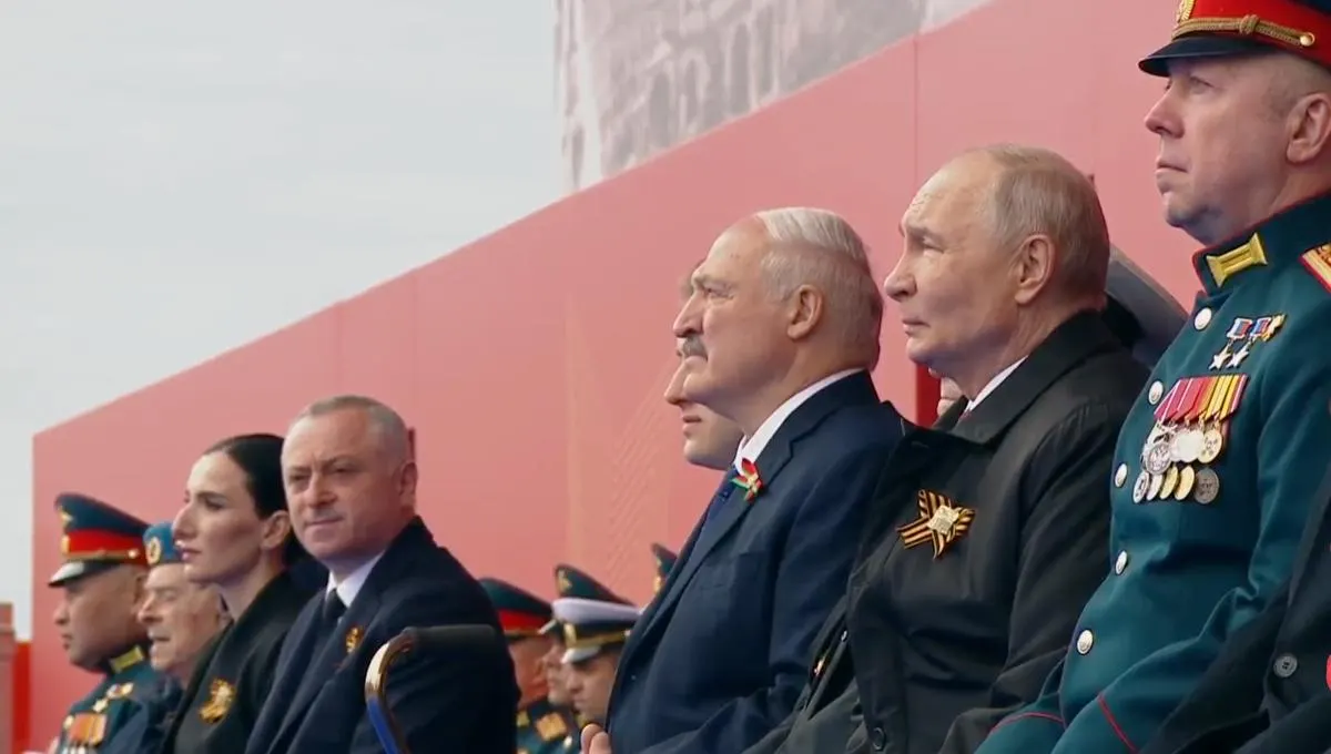 Во время парада президент назвал День Победы «священным», отметил решающий вклад советского народа и связал подвиг предков с сегодняшними участниками «специальной военной операции». На трибуне рядом с ветераном впервые разместили участника СВО.