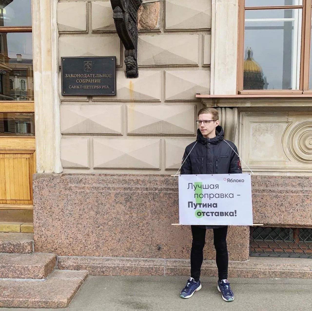 Журналист Вадим Ваганов объявлен в федеральный розыск. Точная уголовная статья пока неизвестна. Ранее на него оформлены административные штрафы по закону об «иностранных агентах» и за «ЛГБТ‑пропаганду», в ноябре 2024 года Минюст внёс его в реестр «иностранных агентов».