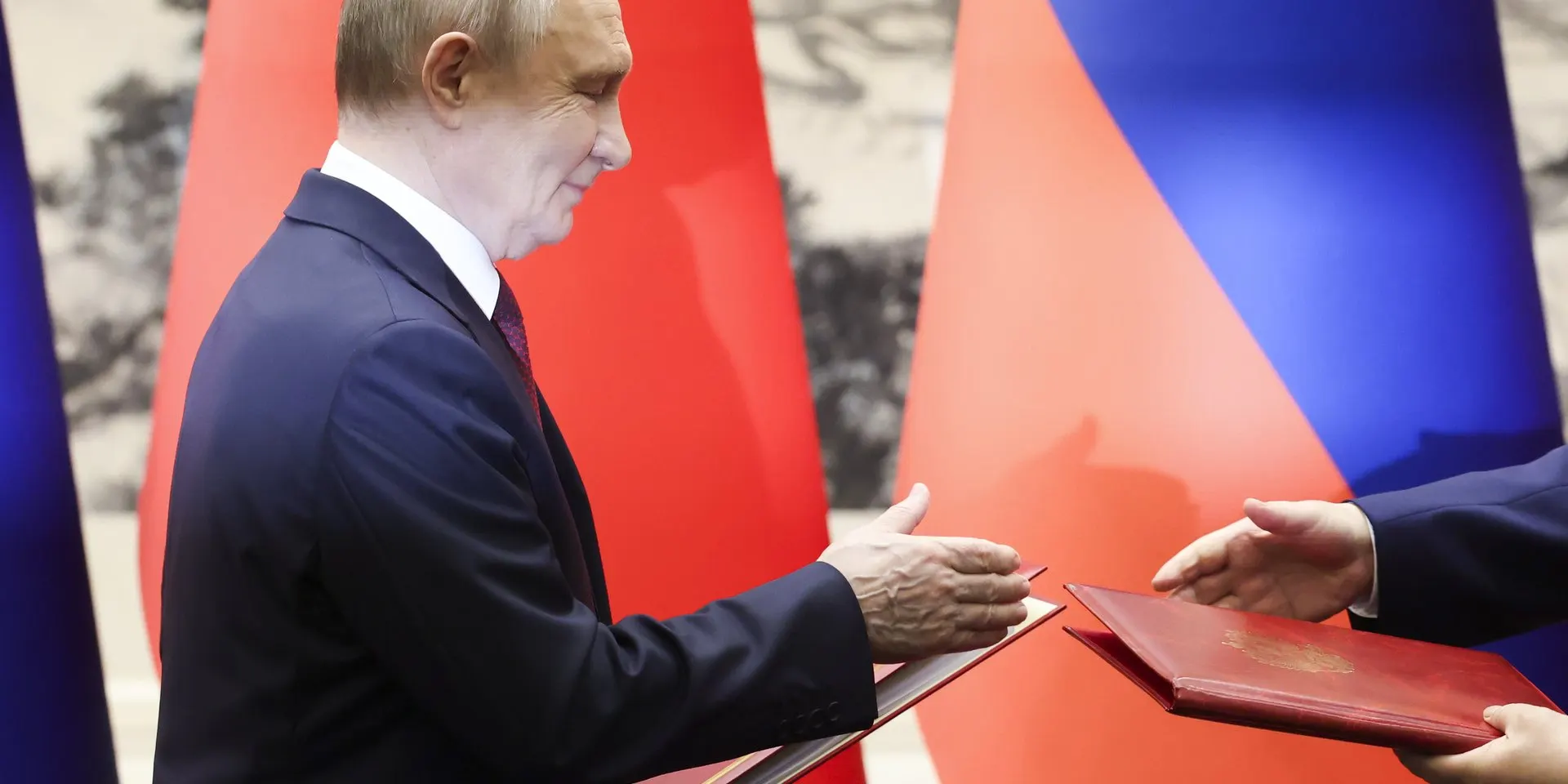 После двухдневной поездки в Китай Путин и Си Цзиньпин подписали десятки соглашений и продлили безвиз, но ключевой контракт на газопровод так и не согласован — проект остаётся в подвешенном состоянии.