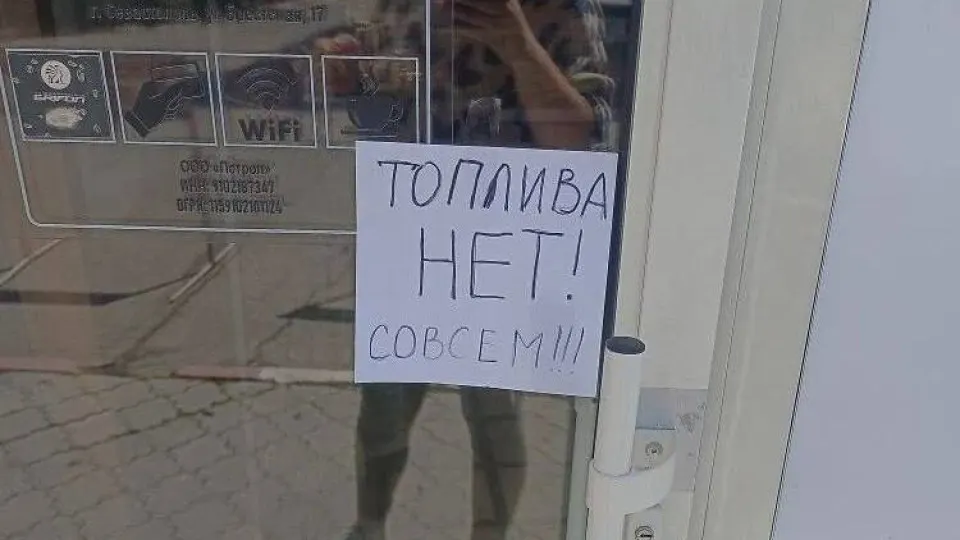 В аннексированном Крыму с 31 мая вводятся талоны на АИ‑95 и лимиты на продажу АИ‑92 — меры объясняют перебоями в работе НПЗ и потерей сухопутного сообщения. Власти обещают нормализовать поставки в течение месяца.