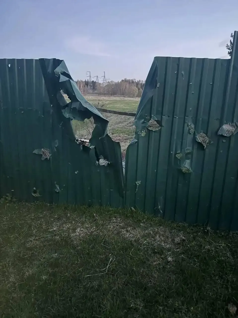 В результате утренних налётов беспилотников в Подмосковье погиб 77-летний мужчина; в Ленинградской области и других регионах сообщают о массовых перехватах, возгорании в Приморске и сбоях в мобильной связи.