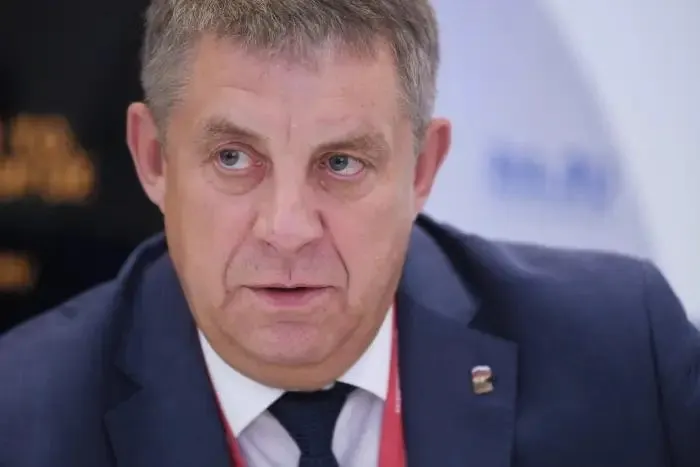 Отставленному губернатору Брянской области предлагают вернуться в Госдуму — он может получить вакантный мандат. Одновременно обсуждаются кадровые перестановки и судьбы других недавних губернаторов на фоне уголовных дел по строительству оборонительных сооружений.