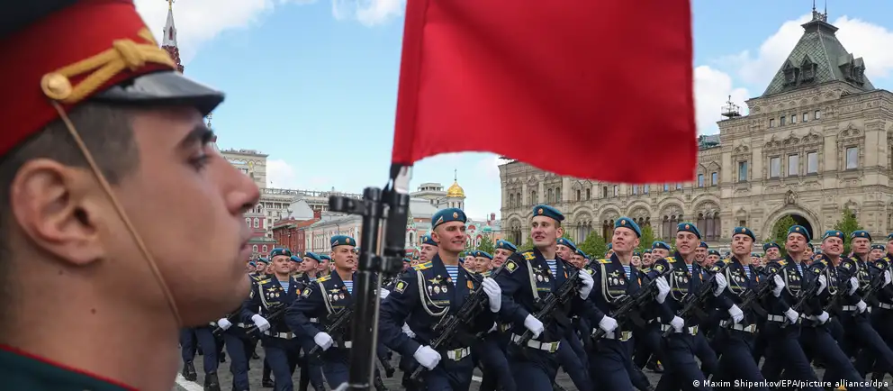 В ряде городов парад в День Победы пройдёт в сокращённом формате или отменён вовсе. Объясняем, почему решили не задействовать военную технику и как это может отразиться на отношении населения к властям.