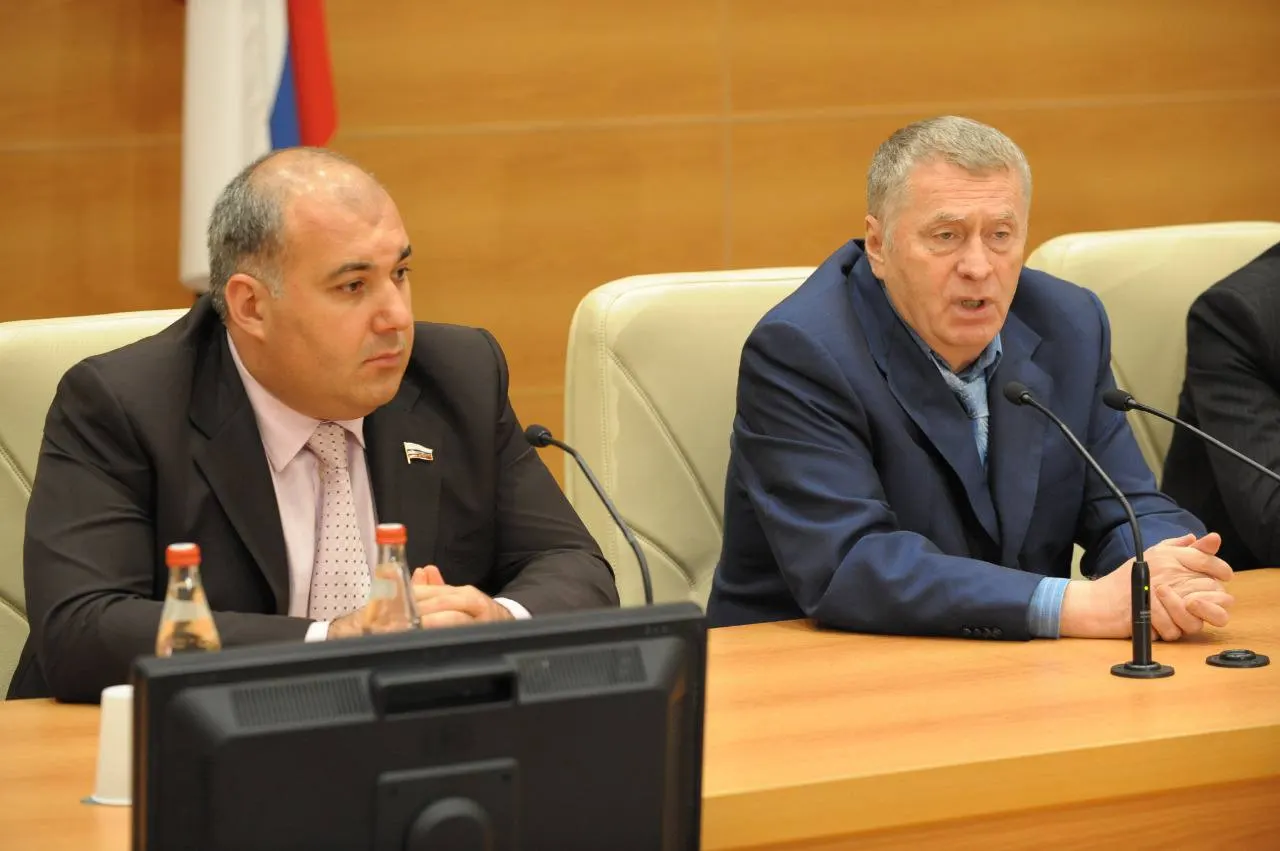 Бывший депутат просил проверить норму о досрочном прекращении полномочий за неявки свыше 30 дней; Конституционный суд отказался принимать жалобу, напомнив обязанность лично участвовать в работе парламента.