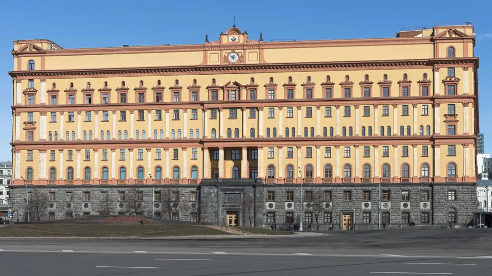 Руководитель Пограничной службы ФСБ Владимир Кулишов заявил, что Финляндия и Эстония нарушают договоры о границе, вводят ограничения на пересечение и создают риски конфликтов. По его словам, обстановка на западных рубежах России существенно обострилась, и ведомство готовится к разным сценариям.