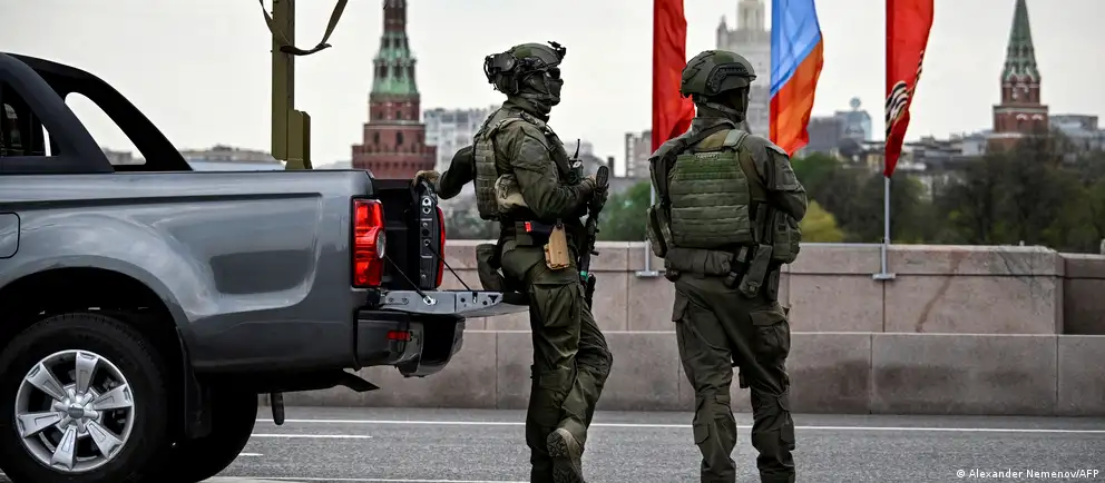 Власти отозвали ранее выданные приглашения зарубежным корреспондентам на парад на Красной площади. Официально объясняют изменение формата «текущей ситуацией»; торжества пройдут в сократённом виде на фоне угроз со стороны беспилотников.