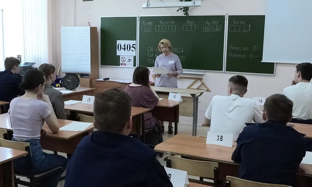 Рособрнадзор рекомендует исключить физические досмотры участников ЕГЭ: организаторы и охрана не должны прикасаться к ученикам и их вещам. При срабатывании металлоискателя предмет предлагается сдать добровольно.