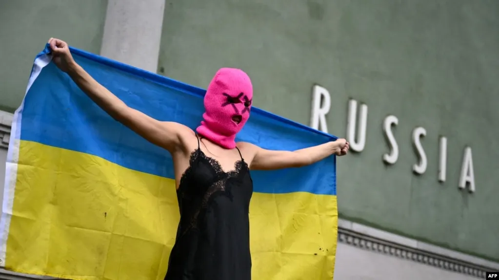 Панк‑сообщество Pussy Riot внесено в обновлённый список Росфинмониторинга как террористы и экстремисты. Коротко о причинах решения, прошлых акциях и недавних приговорах участниц.