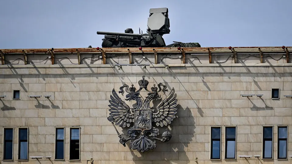 Переброска средств ПВО к столице ради защиты парада ослабила прикрытие других регионов. Командование украинских беспилотников заявляет, что удары будут направлены по уязвимым военным и энергетическим целям за пределами Москвы, что повышает риск крупных пожаров и меняет настроения в регионах.