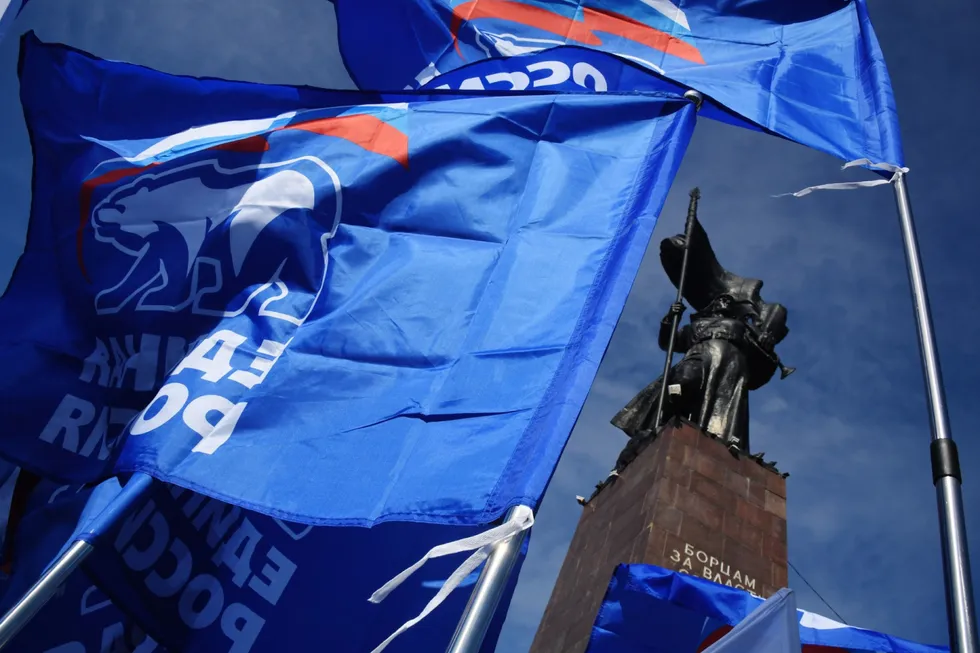 На Всероссийском электоральном форуме в «Сенеге» руководство политического блока администрации президента озвучило практические установки на сентябрьские выборы: снижение числа партий, прогнозы по результатам и сохранение многодневного голосования с корпоративной мобилизацией бюджетников. Также обсуждались расширение дистанционного электронного голосования и риски, связанные с перебоями мобильной связи.