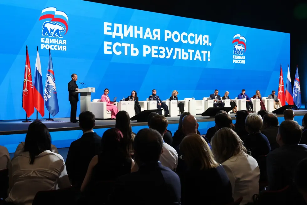 Администрация президента рекомендовала государственным и подконтрольным изданиям избегать слова «запрет» в заголовках и смещать акцент на «позитивные» инициативы единороссов — в том числе перед сентябрьскими выборами.