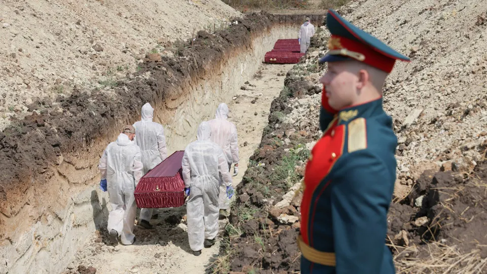 Анализ поимённых списков, реестра наследственных дел и судебной статистики даёт минимальную документально обоснованную оценку — около 352 тысяч погибших российских военнослужащих к концу 2025 года.