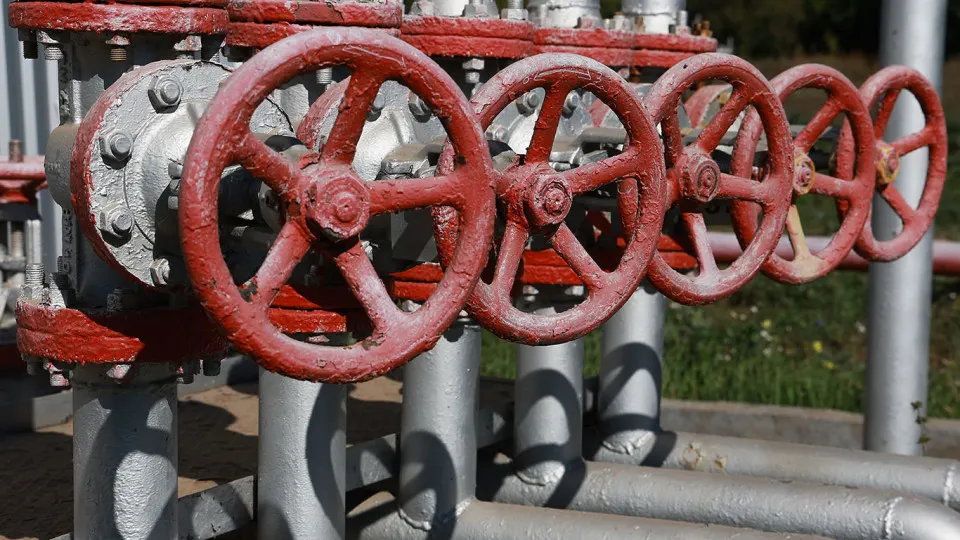 В апреле российская добыча нефти упала до 8,83 млн баррелей в сутки — на 130 тыс. б/с по сравнению с мартом и на 460 тыс. б/с в годовом выражении. Снижение связывают с ударами по экспортной инфраструктуре и НПЗ; это усиливает дефицит в бюджете и снижает экспортные поставки нефтепродуктов.
