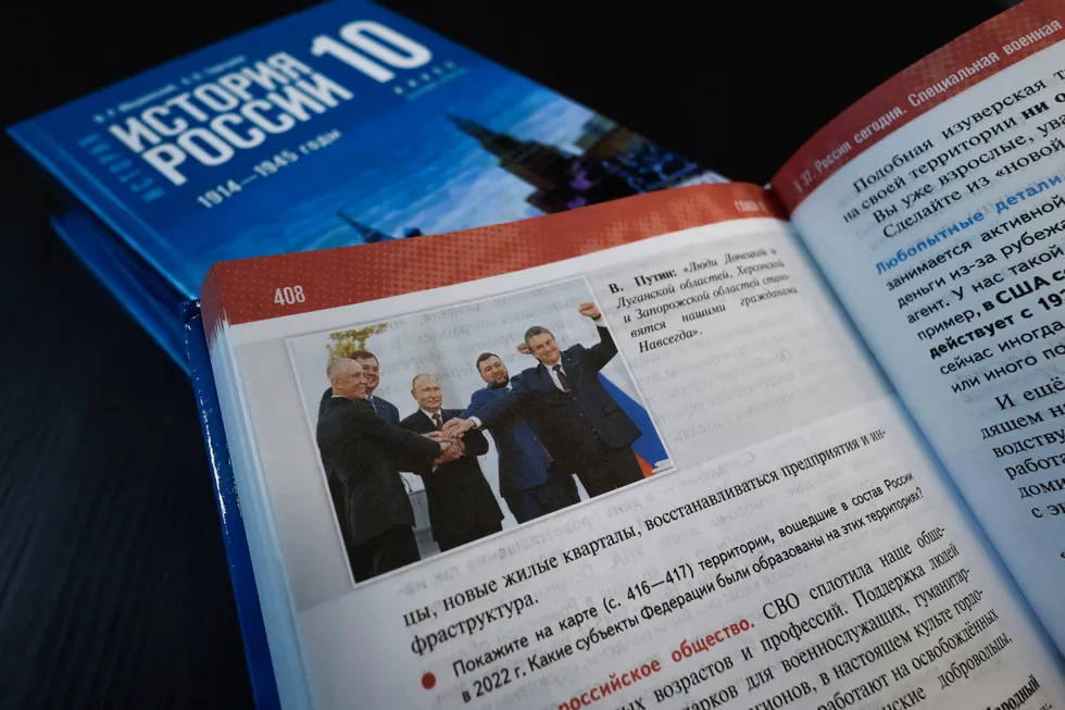 Новые обязательные учебники истории для 6–9 классов переписаны так, чтобы сгладить неудобные факты, вплести в рассказ современные политические проекты и предложить школьнику готовую схему восприятия прошлого вместо анализа и критического мышления.