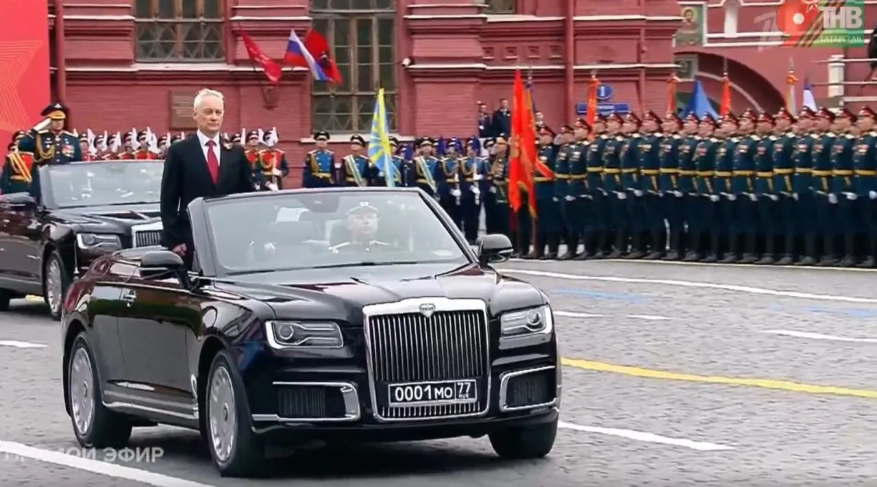 Министр обороны Андрей Белоусов осмотрел автомобили Aurus во время смотра войск. Демонстрируемый кабриолет произведён в Москве, тогда как другие модификации выпускают в Елабуге.